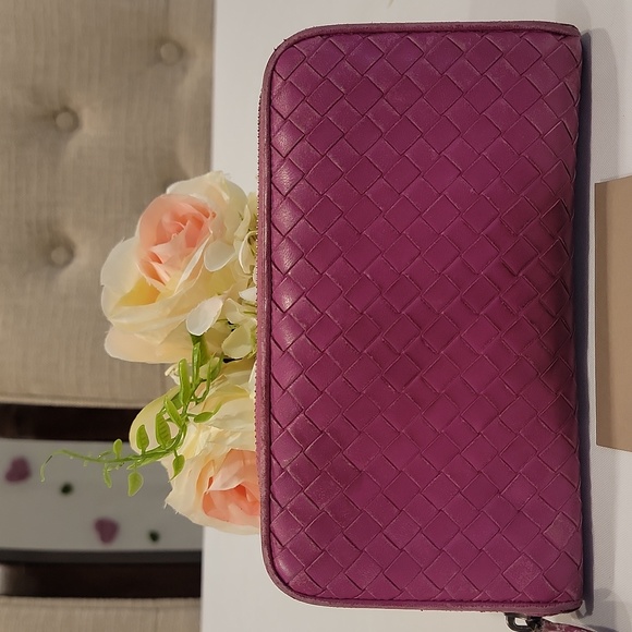 Authentic Bottega Veneta zippy wallet - Picture 2 of 10